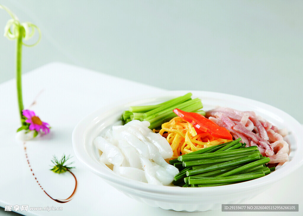 多彩蔬菜搭配特色食材碗