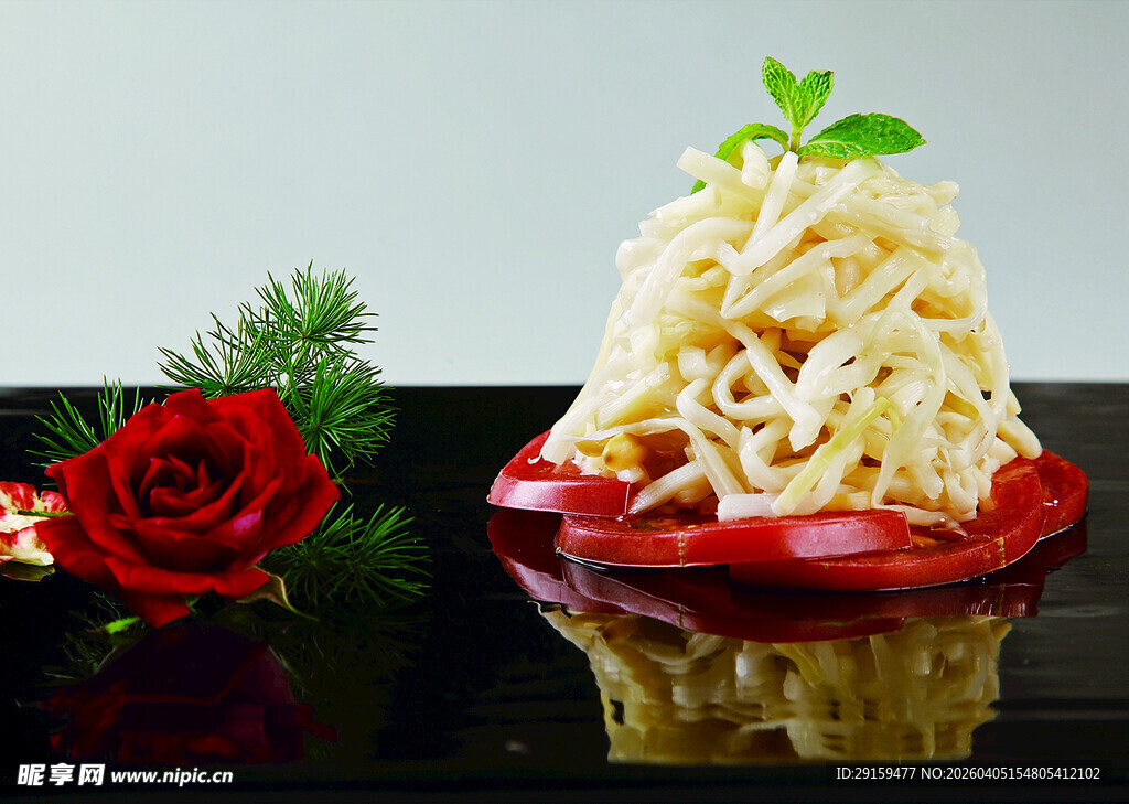 玫瑰相伴的美味面食