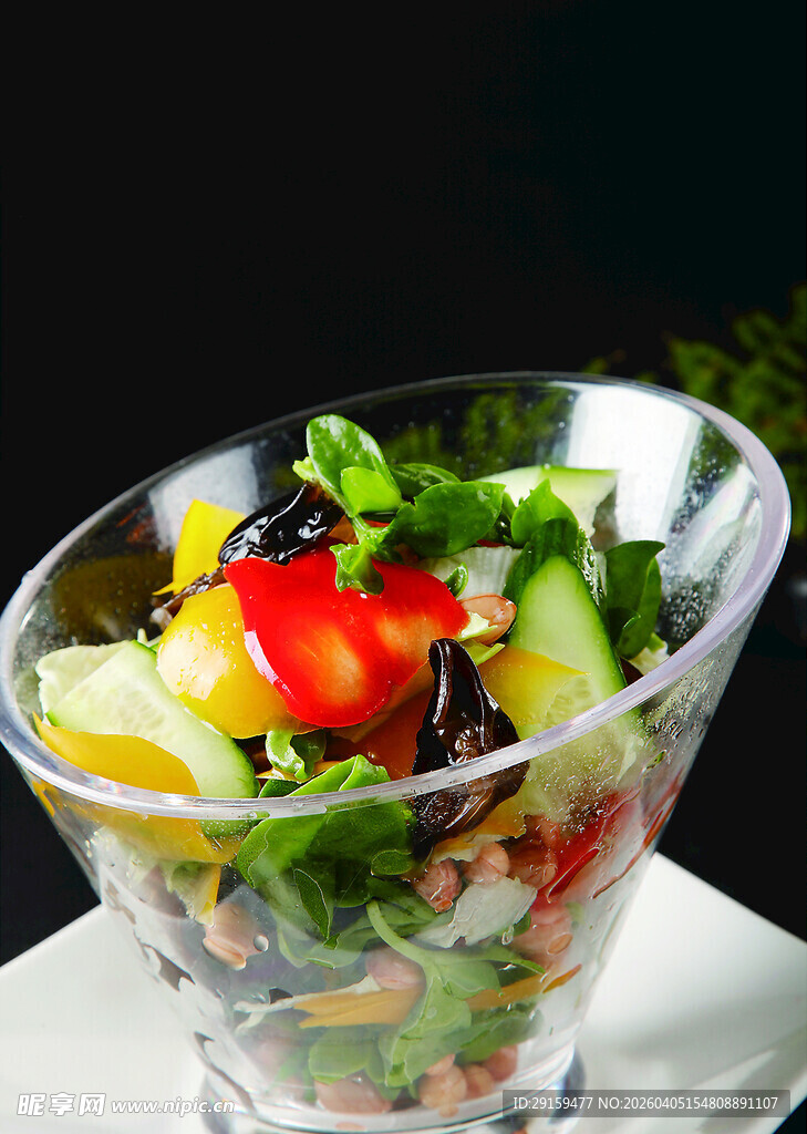 透明碗中的多彩蔬菜沙拉