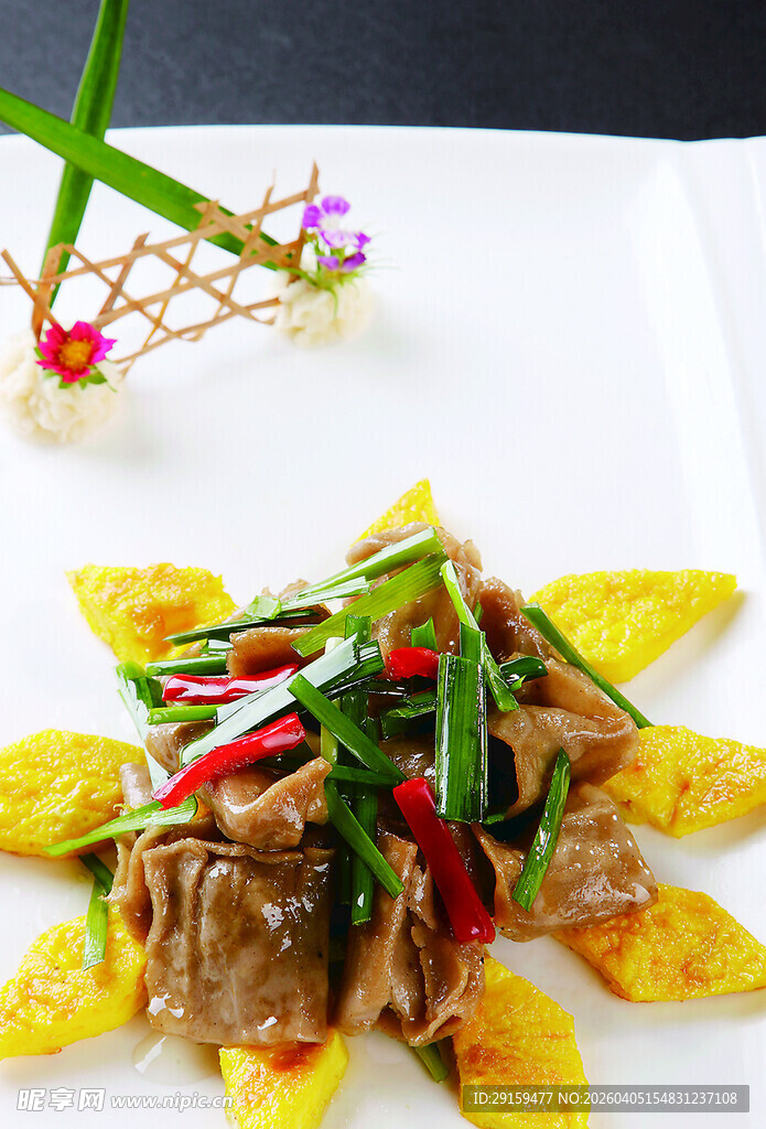 金叶包裹的美味小炒