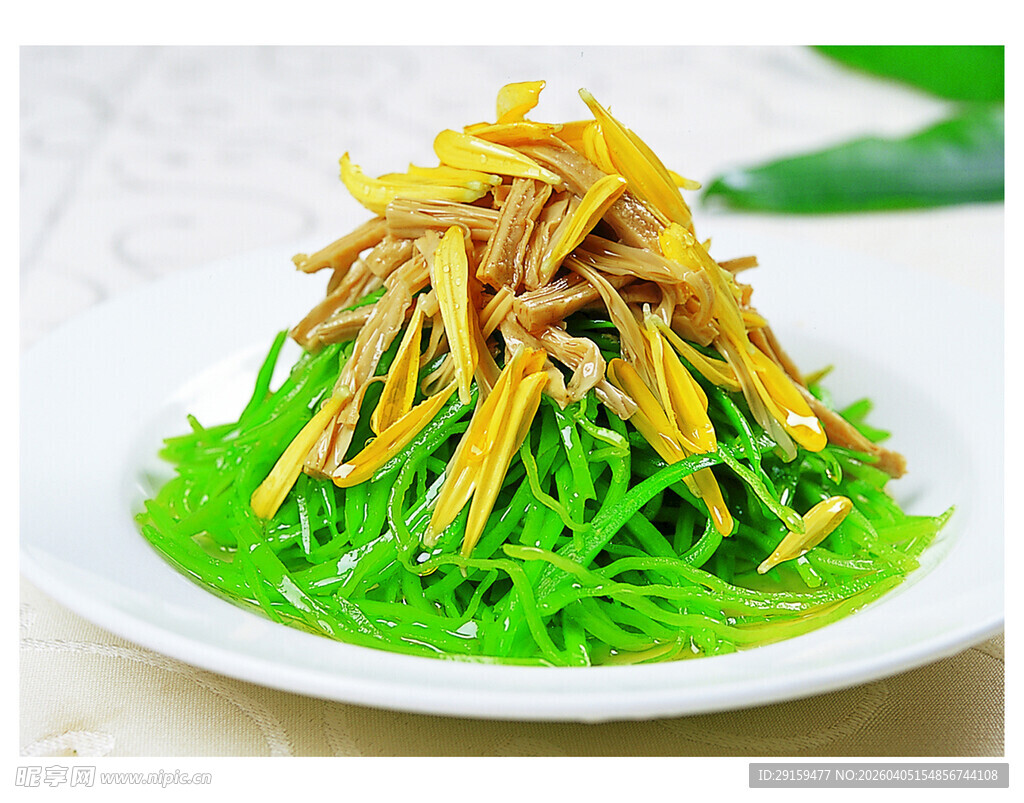 凉拌莴笋丝配鸡肉丝