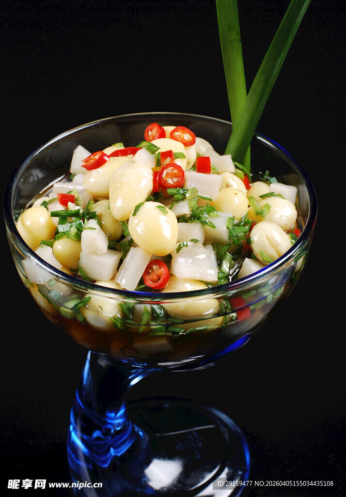 玻璃碗中的多彩蔬菜沙拉