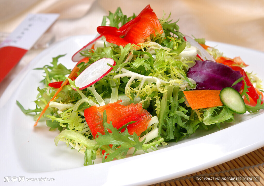 色彩缤纷的新鲜蔬菜沙拉