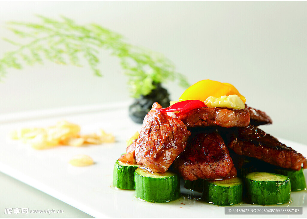 美味叉烧配翠绿黄瓜