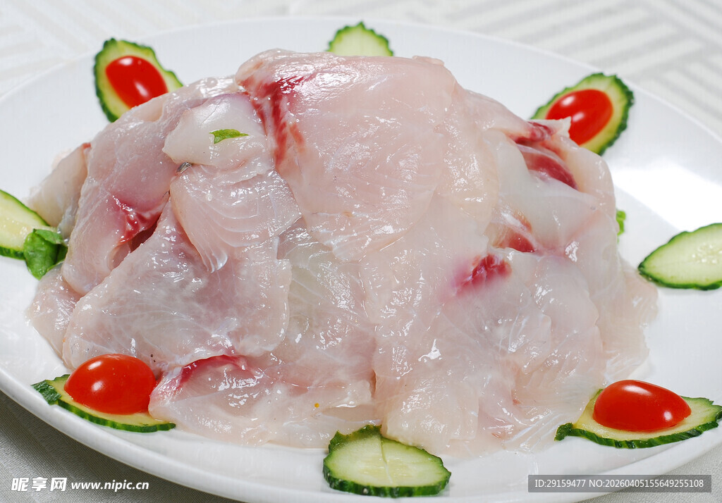 鲜切鱼片配蔬菜摆盘