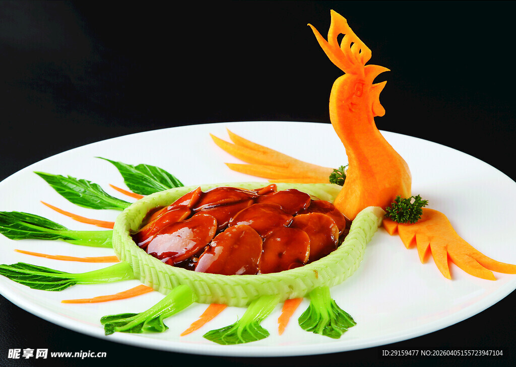 凤凰造型摆盘的美味菜肴