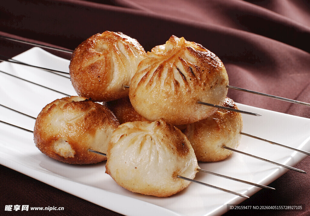 美味小笼包摆放在盘中