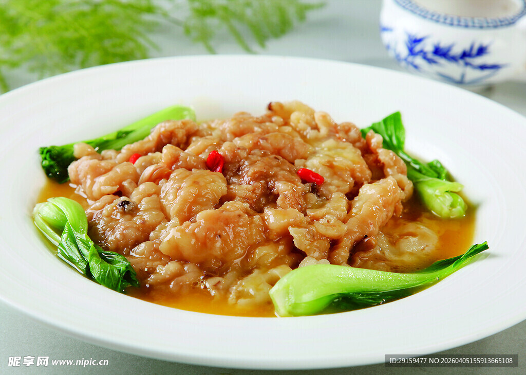 美味红烧鸡块配青菜