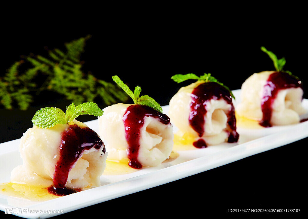 蓝莓酱浇汁山药球