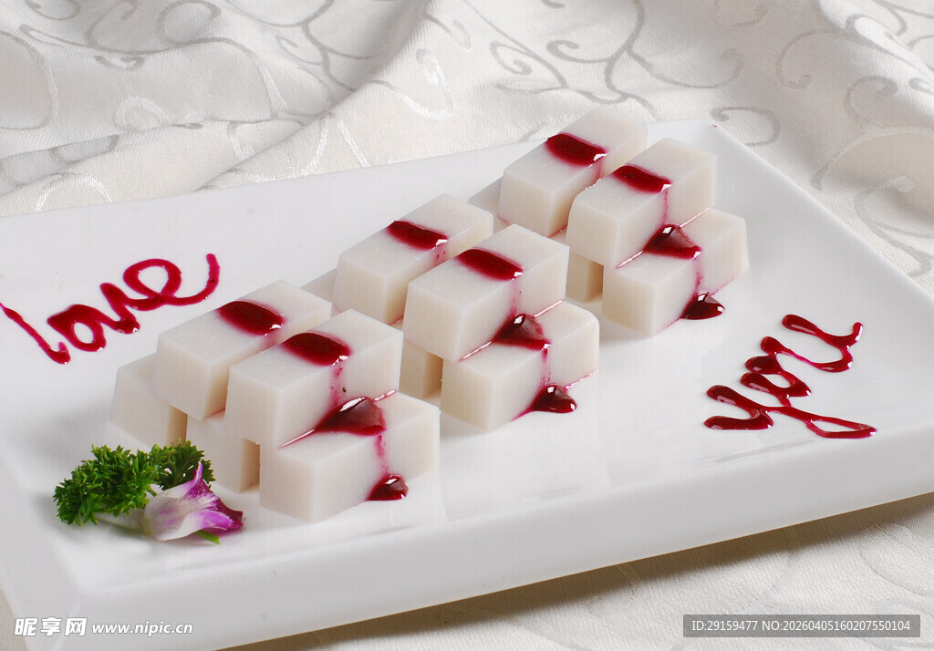 爱心点缀的精致糕点