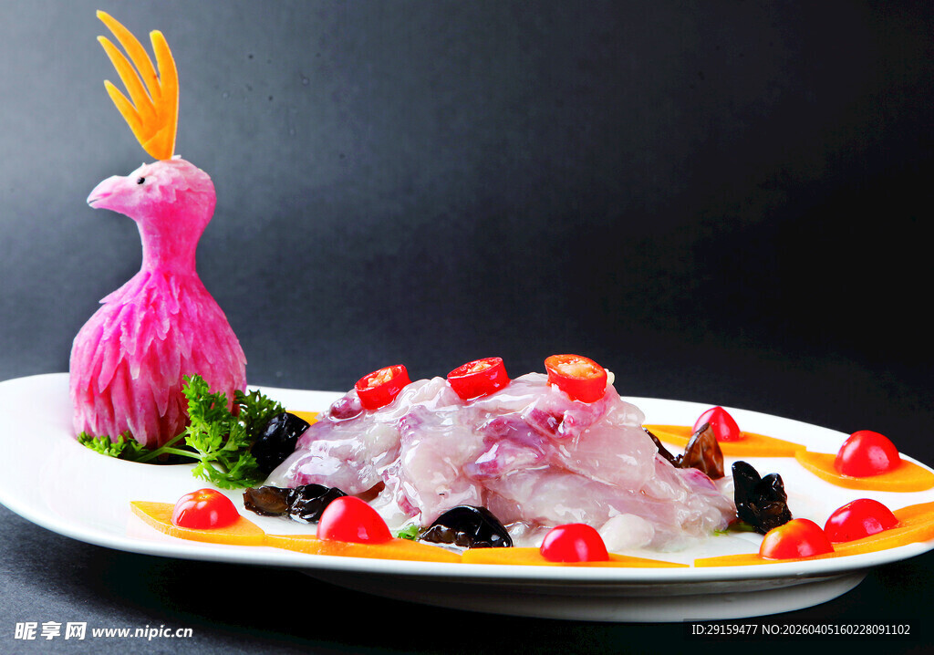 孔雀造型摆盘的精美菜肴