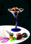 精致马天尼杯装多彩甜点
