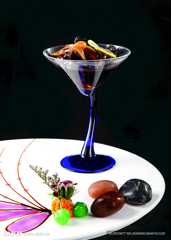 精致马天尼杯装多彩甜点