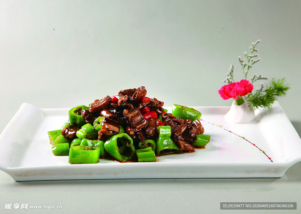 翠绿生菜配美味肉酱