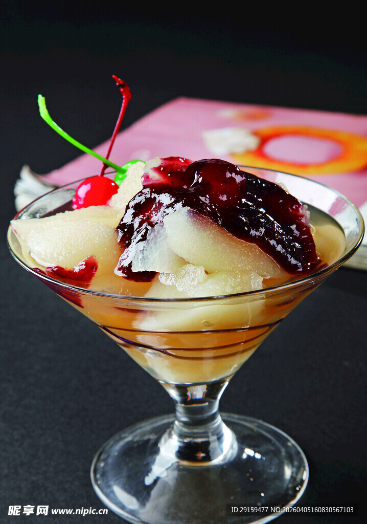 美味樱桃巧克力冰淇淋