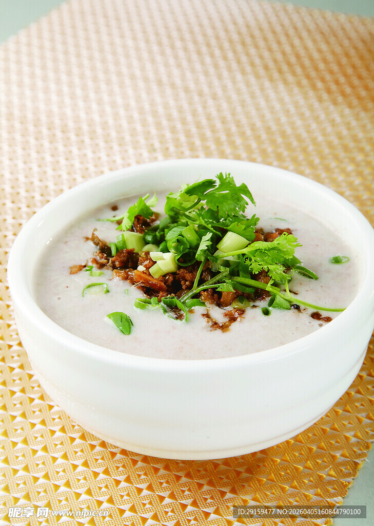 一碗鲜香葱花点缀的汤品