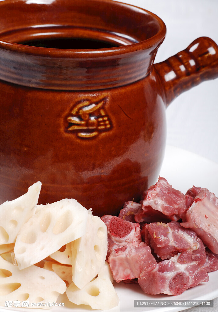 陶制汤锅与新鲜食材