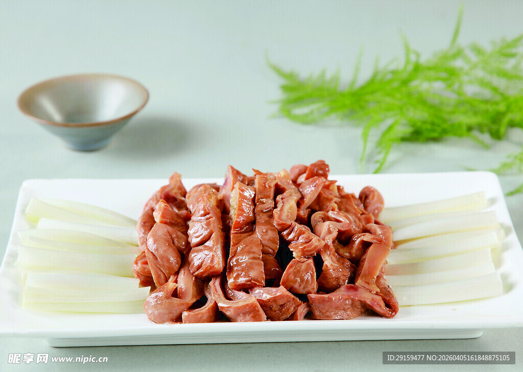 牛肉配萝卜摆盘精致