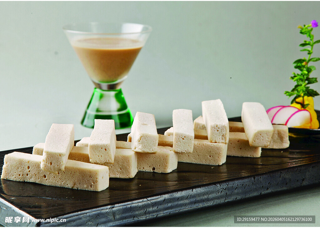 精致糕点搭配特色饮品