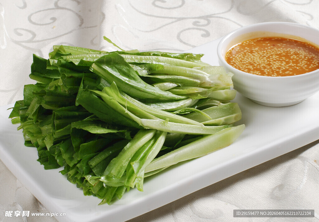 白盘上的青菜与蘸料