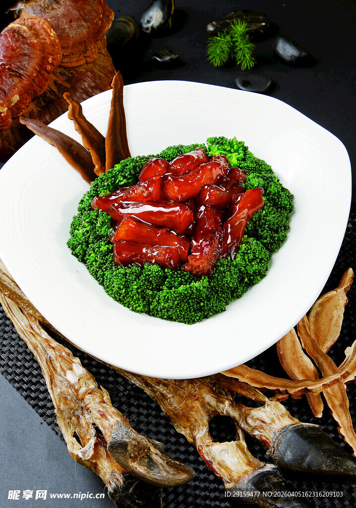 翡翠围边的美味红烧排骨