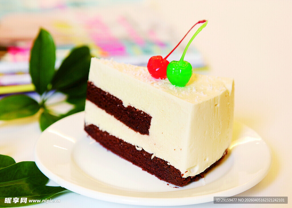 美味双层奶油樱桃蛋糕
