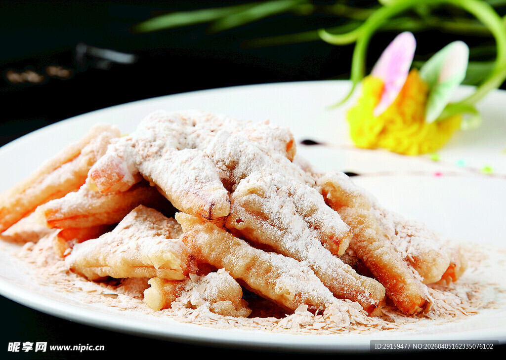 香酥炸虾摆于盘中