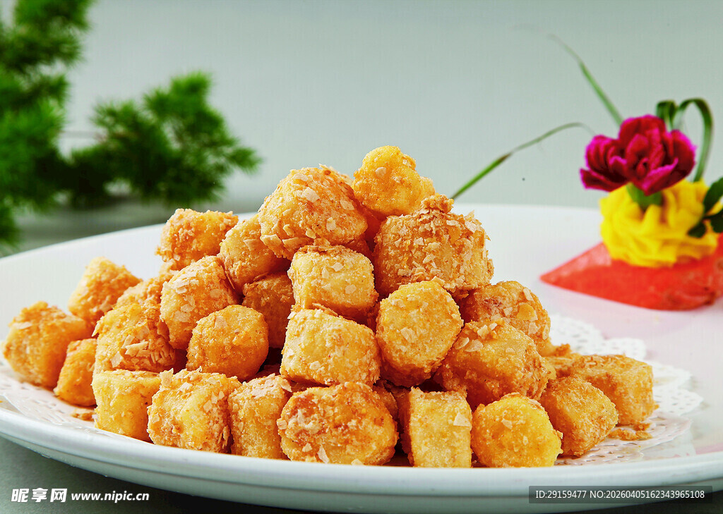 美味油炸豆腐块摆于盘中