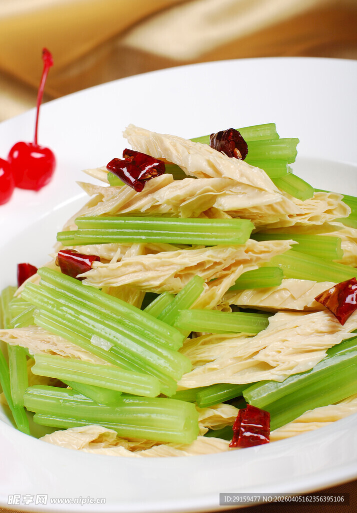 凉拌芹菜腐竹配枸杞