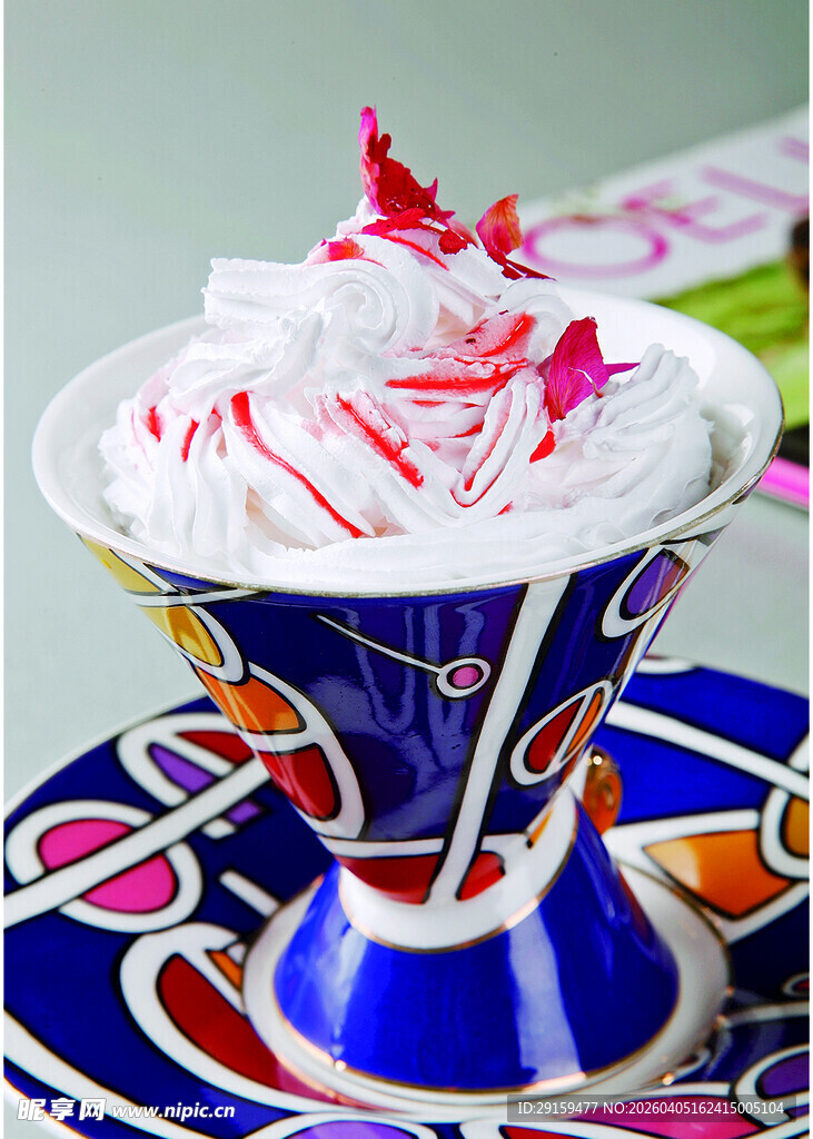 精致蓝杯装美味奶油甜点