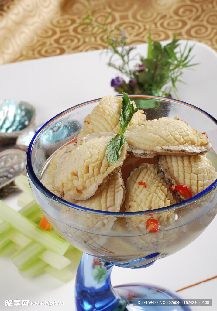精致玻璃碗中的美味点心