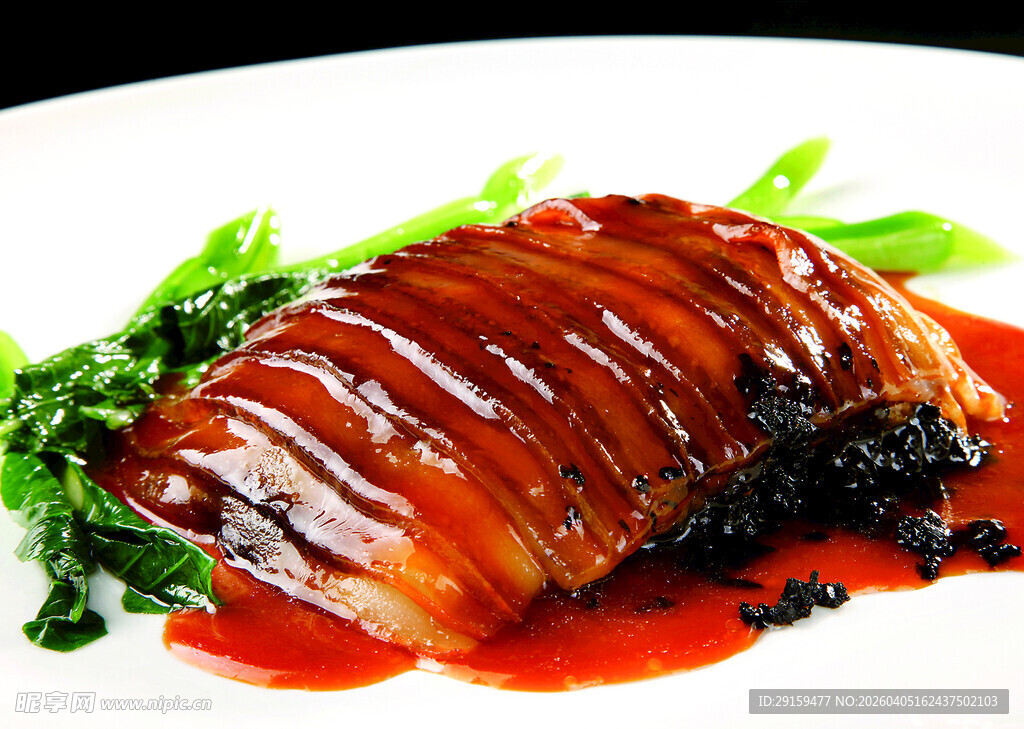 美味红烧肘子配青菜