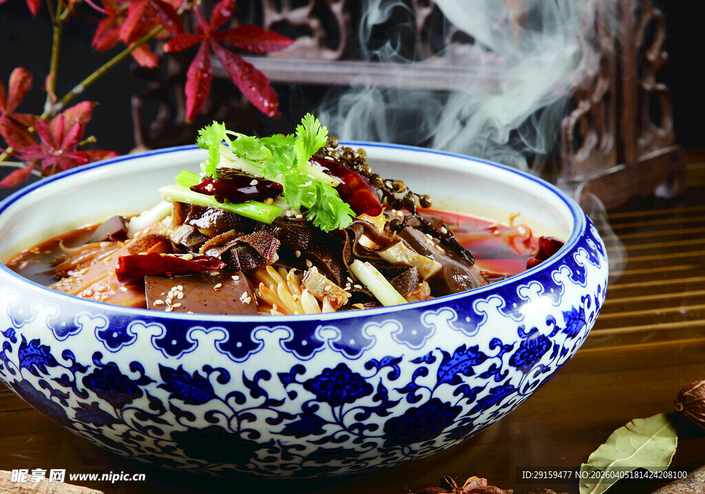 蓝白瓷碗中热气腾腾的美食