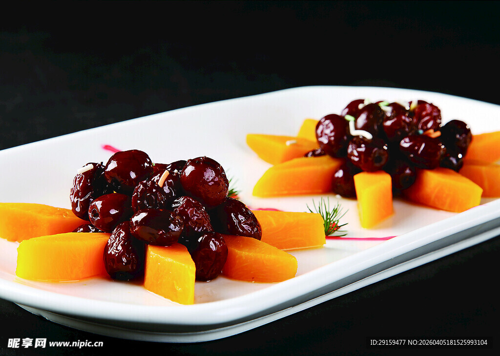 蓝莓酱淋木瓜甜点