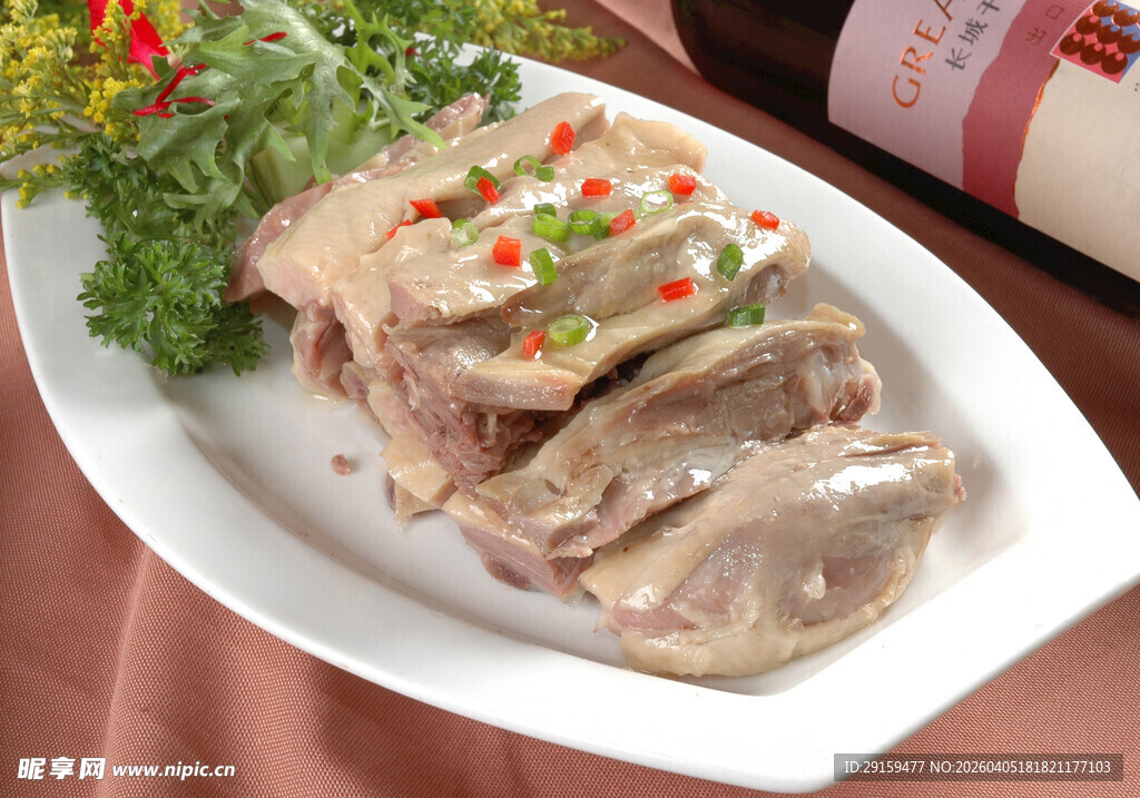 美味卤鸭摆盘中