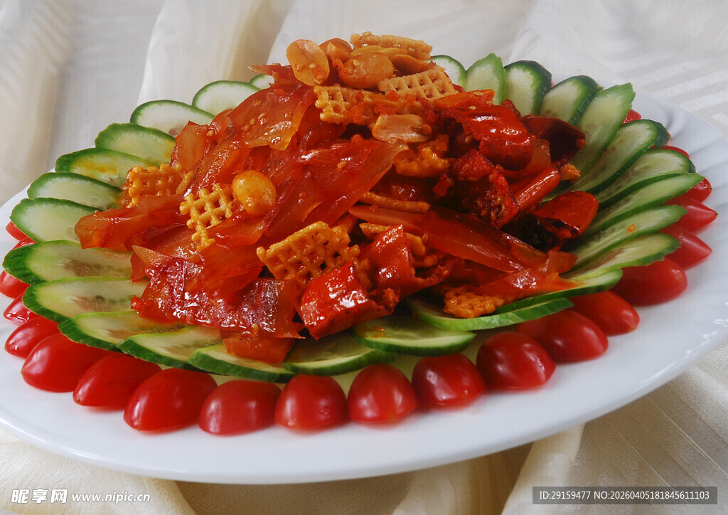 美味红椒炒肉摆盘精致