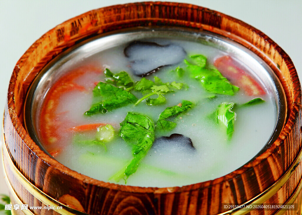 木桶装的鲜美蔬菜汤