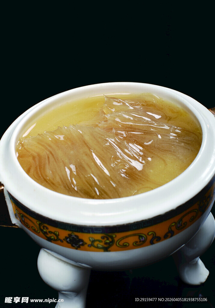 精美瓷碗盛着金黄鱼翅