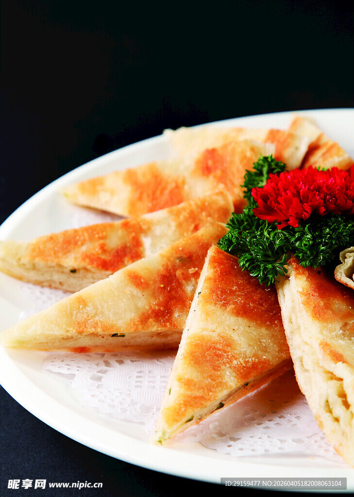 美味三角煎饼摆于盘中