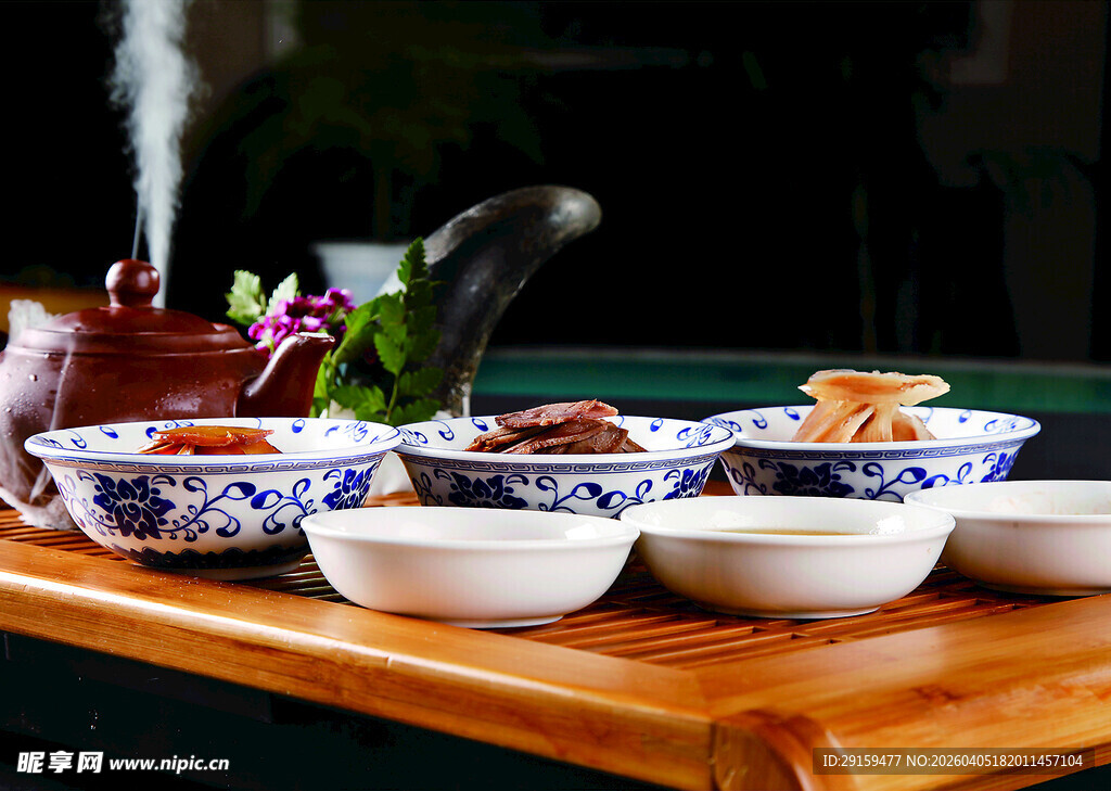 中式典雅茶具与精致茶点