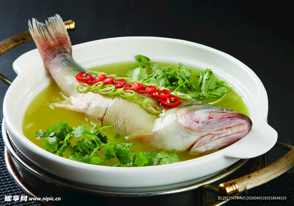 鲜鱼蔬菜炖煮养生靓汤