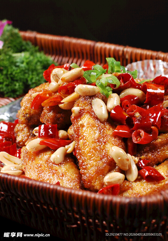 香辣美味花生米炒鸡肉