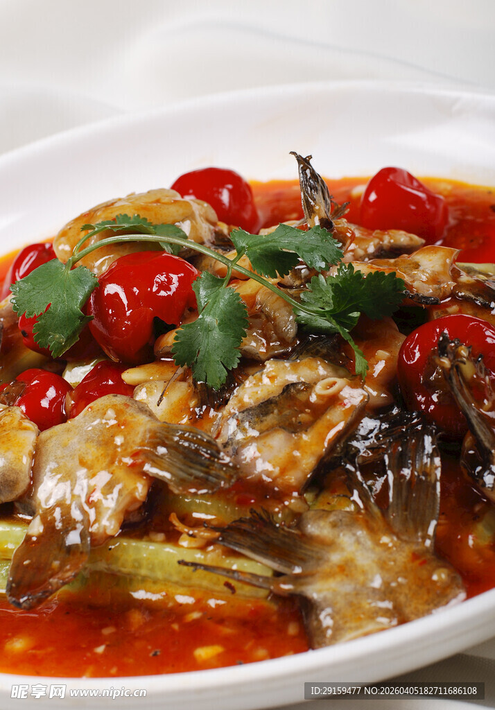 红烧鱼配辣椒香菜