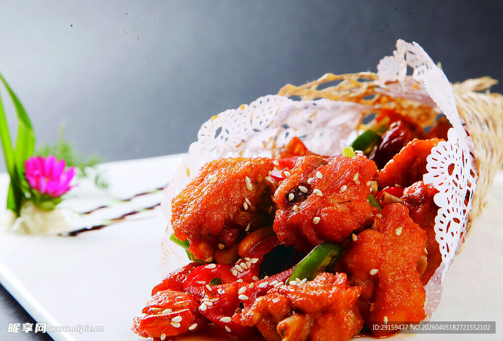 锡纸包裹的美味香辣炸鸡