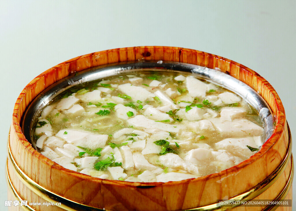 竹制容器中的美味豆腐羹