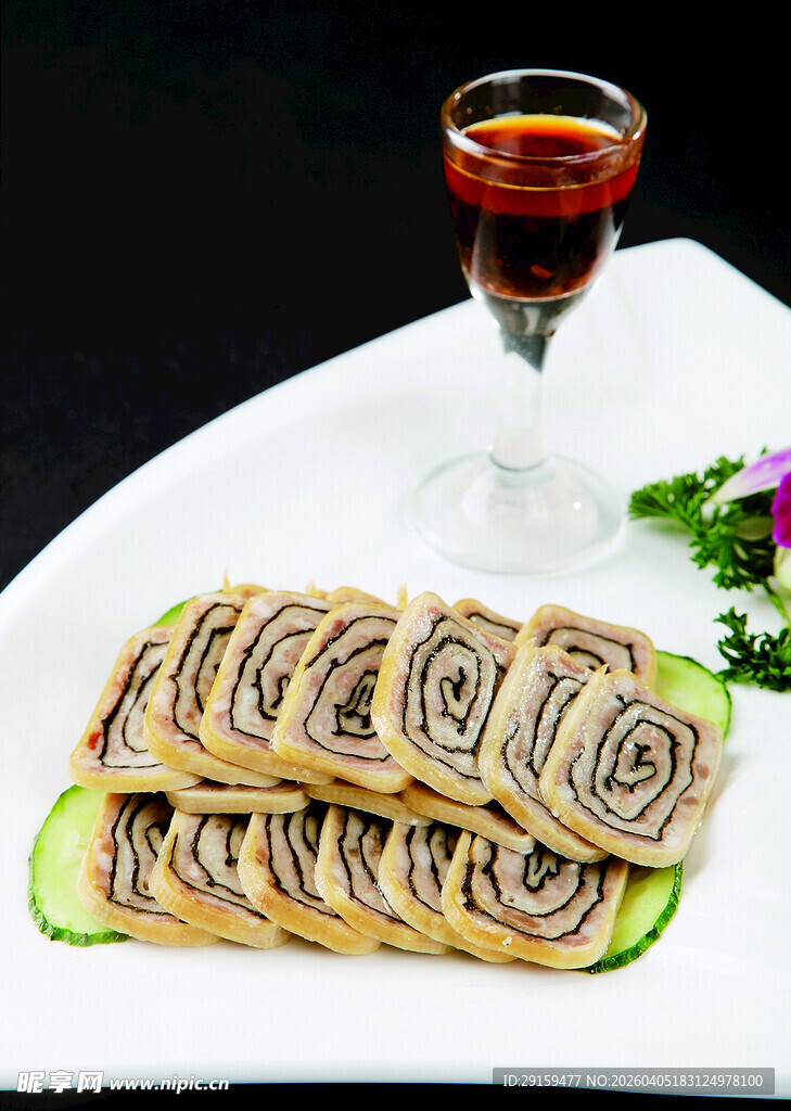 精致糕点配红酒