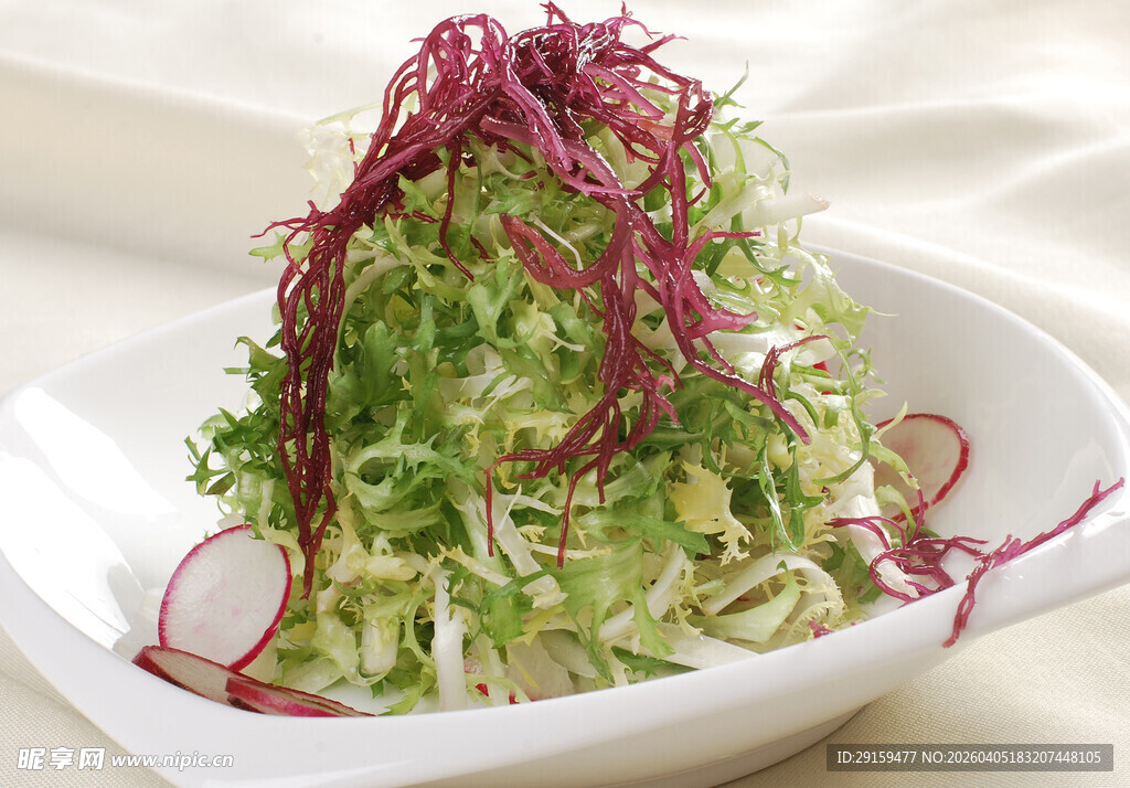 新鲜蔬菜沙拉摆盘精美