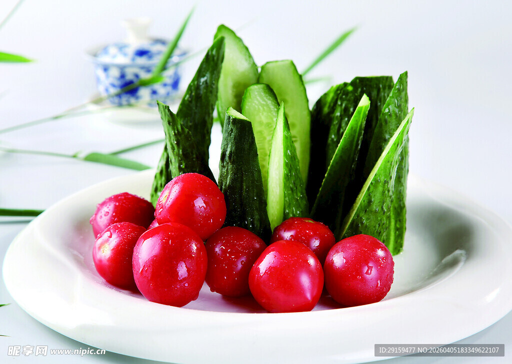 盘中樱桃配翠绿蔬菜