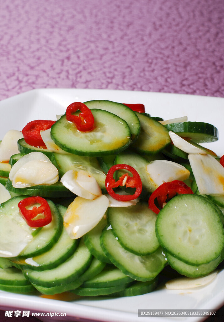 凉拌黄瓜配红椒蒜片