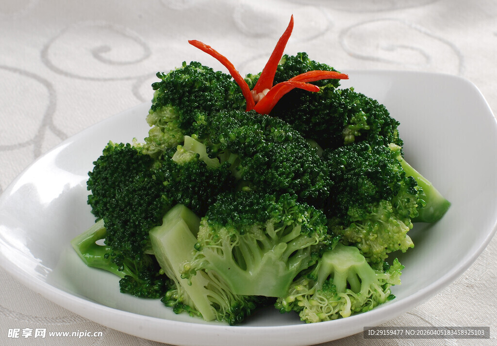 白盘上的鲜嫩西兰花
